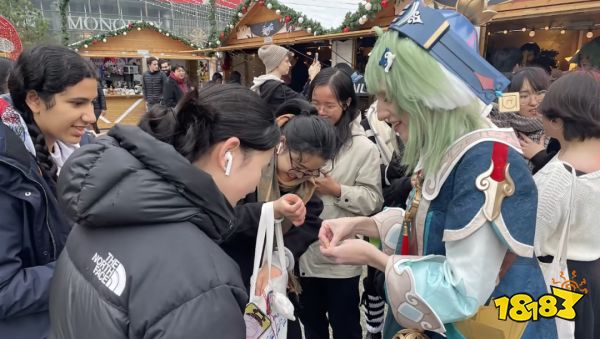 崩铁又成焦点,银枝线下活动引爆国内,为抢玫瑰花玩家排起长龙